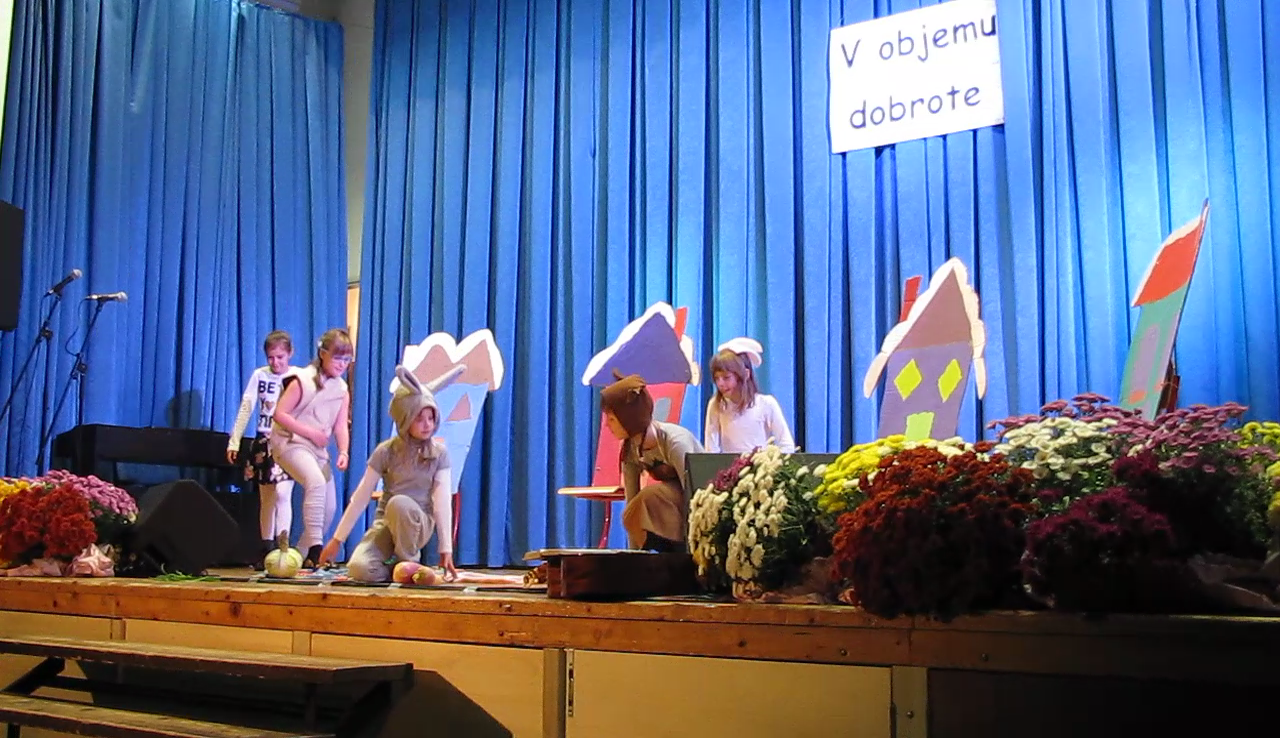 Osnovna šola Rovte nam bo v okviru dramskega krožka pod vodstvom Petre Jenko Lukan zaigrala igrico o Zajčku in repi.