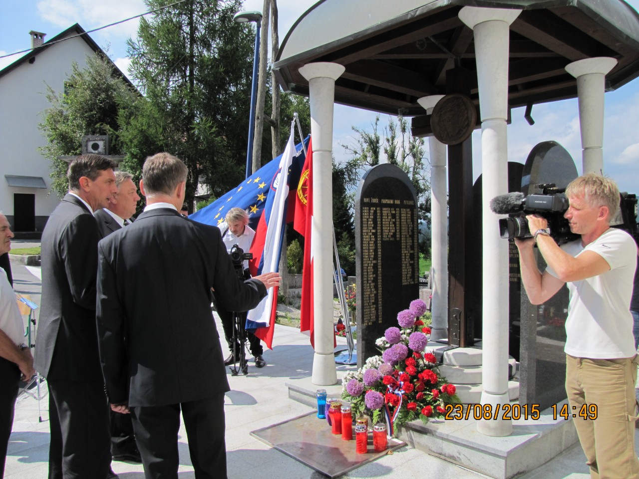 Rovte ob evropskem dnevu totalitarnih in avtoritarnih režimov 23. avgust 2015, Jože Leskovec razloži zgodovino in pomen Kapele Mučencev (Farne Plošče)