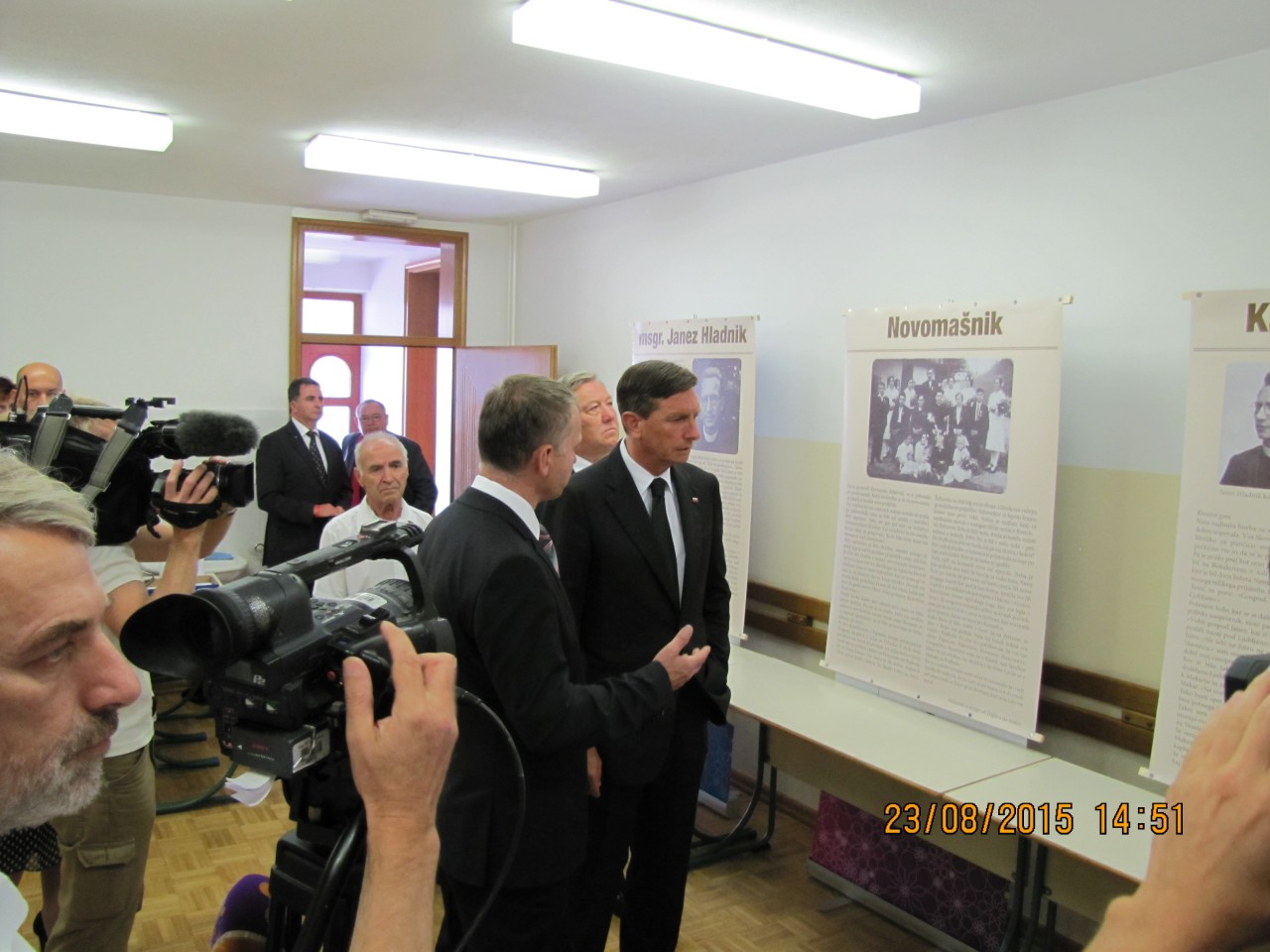 Rovte ob evropskem dnevu totalitarnih in avtoritarnih režimov 23. avgust 2015, Jože Leskovec razloži Borutu Pahor o delu in poslanstvu msgr. Janeza Hladnik